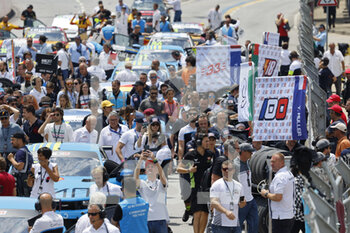 2022-07-03 - foule, crowd ,grille de depart, starting grid, during the WTCR - Race of Portugal 2022, 5th round of the 2022 FIA World Touring Car Cup, on the Circuit Internacional de Vila Real from July 1 to 3 in Vila Real, Portugal - AUTO - WTCR - RACE OF PORTUGAL 2022 - GRAND TOURISM - MOTORS