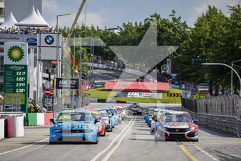 2022-07-03 - 100 MULLER Yvan (FRA), Cyan Racing Lynk & Co, Lynk & Co 03 TCR, action, 09 TASSI Attila (HUN), LIQUI MOLY Engstler, Honda Civic Type R TCR, action, depart, start, during the WTCR - Race of Portugal 2022, 5th round of the 2022 FIA World Touring Car Cup, on the Circuit Internacional de Vila Real from July 1 to 3 in Vila Real, Portugal - AUTO - WTCR - RACE OF PORTUGAL 2022 - GRAND TOURISM - MOTORS