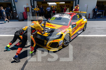 22/07/2022 - 33 CORONEL Tom (NLD), Comtoyou DHL Team Audi Sport, Audi RS 3 LMS, ambiance stand pit lane mecaniciens mechanics during the WTCR - Race of Italy 2022, 6th round of the 2022 FIA World Touring Car Cup, on the Autodromo Vallelunga Piero Taruffi from July 22 to 24 in Campagnano di Roma, Italy - AUTO - WTCR - RACE OF ITALY 2022 - TURISMO E GRAN TURISMO - MOTORI