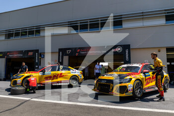 22/07/2022 - 17 BERTHON Nathanael (FRA), Comtoyou DHL Team Audi Sport, Audi RS 3 LMS, 33 CORONEL Tom (NLD), Comtoyou DHL Team Audi Sport, Audi RS 3 LMS, ambiance stand pit lane mecaniciens mechanics during the WTCR - Race of Italy 2022, 6th round of the 2022 FIA World Touring Car Cup, on the Autodromo Vallelunga Piero Taruffi from July 22 to 24 in Campagnano di Roma, Italy - AUTO - WTCR - RACE OF ITALY 2022 - TURISMO E GRAN TURISMO - MOTORI