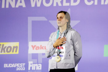 2022-06-19 - Gold medallist Katie Ledecky of the United States of America during the medal ceremony for the Women's 400m Freestyle Final during the 19th FINA World Championships Budapest 2022, Swimming event on June 18, 2022 in Budapest, Hungary - SWIMMING - FINA WORLD CHAMPIONSHIPS BUDAPEST 2022 - SWIMMING - SWIMMING