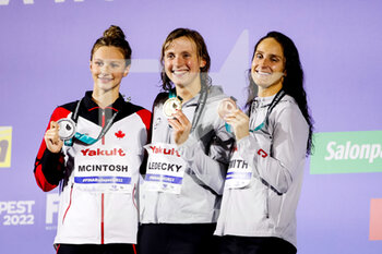 2022-06-19 - Silver medallist Summer McIntosh of Canada, Gold medallist Katie Ledecky of the United States of America and Bronze medallist Leah Smith of the United States of America celebrate during the medal ceremony for the Women's 400m Freestyle Final during the 19th FINA World Championships Budapest 2022, Swimming event on June 18, 2022 in Budapest, Hungary - SWIMMING - FINA WORLD CHAMPIONSHIPS BUDAPEST 2022 - SWIMMING - SWIMMING