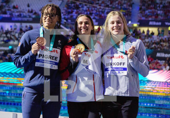 2022-06-22 - Analia Pigree of France, Bronze medal, Kylie Masse of Canada Gold medal, Katharine Berkoff of USA Silver medal, 50 M Backstroke Women during the 19th FINA World Championships Budapest 2022, Swimming event on June 22 2022 in Budapest, Hungary - SWIMMING - FINA WORLD CHAMPIONSHIPS BUDAPEST 2022 - SWIMMING - SWIMMING