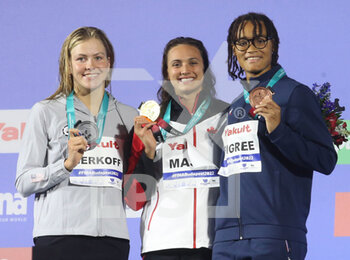 2022-06-22 - Katharine Berkoff of USA Silver medal, Kylie Masse of Canada Gold medal, Analia Pigree of France, Bronze medal, 50 M Backstroke Women during the 19th FINA World Championships Budapest 2022, Swimming event on June 22 2022 in Budapest, Hungary - SWIMMING - FINA WORLD CHAMPIONSHIPS BUDAPEST 2022 - SWIMMING - SWIMMING