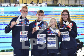2022-08-15 - DEAN Thomas, RICHARDS Matthew, HOPKIN Anna and ANDERSON Freya (GBR) during the LEN European Swimming Championships finals on 15th August 2022 at the Foro Italico in Rome, Italy. - EUROPEAN ACQUATICS CHAMPIONSHIPS - SWIMMING (DAY5) - SWIMMING - SWIMMING
