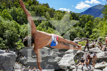 2022-07-30 - 30.07.2022, Ponte Brolla, Ponte Brolla, International Cliff Diving Championship 2022, Robin Georges (FRA) in action during the competition - INTERNATIONAL CLIFF DIVING CHAMPIONSHIP 2022 - DIVING - SWIMMING