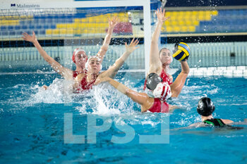 2022-12-09 - Olympicos Piraeus defense - OLYMPIACOS PIRAEUS VS ZV DE ZAAN - CHAMPIONS LEAGUE WOMEN - WATERPOLO