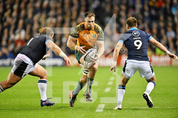29/10/2022 - Australia's Jed Holloway runs at Scotland's Pierre Schoeman and Scotland's Ali Price during the 2022 Autumn Nations Series, rugby union test match between Scotland and Australia on October 29, 2022 at BT Murrayfield Stadium in Edinburgh, Scotland - RUGBY - TEST MATCH - SCOTLAND V AUSTRALIA - AUTUMN NATIONS SERIES - RUGBY
