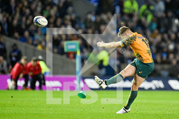29/10/2022 - Australia's Bernard Foley kicks a penalty during the 2022 Autumn Nations Series, rugby union test match between Scotland and Australia on October 29, 2022 at BT Murrayfield Stadium in Edinburgh, Scotland - RUGBY - TEST MATCH - SCOTLAND V AUSTRALIA - AUTUMN NATIONS SERIES - RUGBY