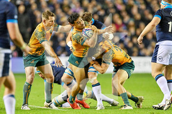 29/10/2022 - Australia's Hunter Paisami tries to break through a tackle during the 2022 Autumn Nations Series, rugby union test match between Scotland and Australia on October 29, 2022 at BT Murrayfield Stadium in Edinburgh, Scotland - RUGBY - TEST MATCH - SCOTLAND V AUSTRALIA - AUTUMN NATIONS SERIES - RUGBY