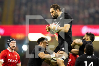 05/11/2022 - Sam Whitelock of New Zealand claims the ball during the 2022 Autumn Nations Series, rugby union test match between Wales and New Zealand on November 5, 2022 at Principality Stadium in Cardiff, Wales - RUGBY - TEST MATCH - WALES V NEW ZEALAND - AUTUMN NATIONS SERIES - RUGBY