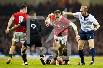 05/11/2022 - Nick Tompkins of Wales is tackled by Scott Barrett of New Zealand during the 2022 Autumn Nations Series, rugby union test match between Wales and New Zealand on November 5, 2022 at Principality Stadium in Cardiff, Wales - RUGBY - TEST MATCH - WALES V NEW ZEALAND - AUTUMN NATIONS SERIES - RUGBY