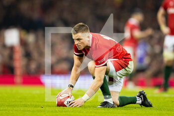 05/11/2022 - Gareth Anscombe of Wales lines up a kick at goal during the 2022 Autumn Nations Series, rugby union test match between Wales and New Zealand on November 5, 2022 at Principality Stadium in Cardiff, Wales - RUGBY - TEST MATCH - WALES V NEW ZEALAND - AUTUMN NATIONS SERIES - RUGBY