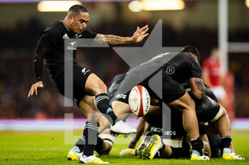 05/11/2022 - Aaron Smith of New Zealand kicks ahead during the 2022 Autumn Nations Series, rugby union test match between Wales and New Zealand on November 5, 2022 at Principality Stadium in Cardiff, Wales - RUGBY - TEST MATCH - WALES V NEW ZEALAND - AUTUMN NATIONS SERIES - RUGBY