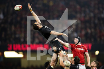 05/11/2022 - Sam Whitelock of New Zealand is unable to claim the lineout during the 2022 Autumn Nations Series, rugby union test match between Wales and New Zealand on November 5, 2022 at Principality Stadium in Cardiff, Wales - RUGBY - TEST MATCH - WALES V NEW ZEALAND - AUTUMN NATIONS SERIES - RUGBY