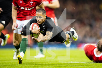 05/11/2022 - Aaron Smith of New Zealand scores his sides fourth try during the 2022 Autumn Nations Series, rugby union test match between Wales and New Zealand on November 5, 2022 at Principality Stadium in Cardiff, Wales - RUGBY - TEST MATCH - WALES V NEW ZEALAND - AUTUMN NATIONS SERIES - RUGBY