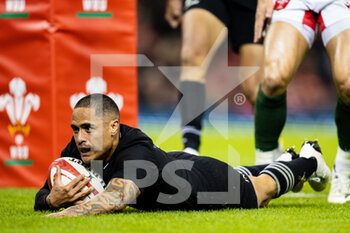 05/11/2022 - Aaron Smith of New Zealand scores his sides fourth try during the 2022 Autumn Nations Series, rugby union test match between Wales and New Zealand on November 5, 2022 at Principality Stadium in Cardiff, Wales - RUGBY - TEST MATCH - WALES V NEW ZEALAND - AUTUMN NATIONS SERIES - RUGBY