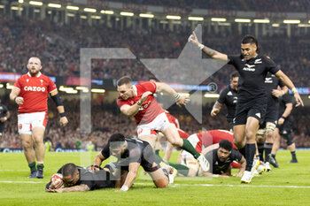05/11/2022 - Aaron Smith of New Zealand scores his sides fifth try during the 2022 Autumn Nations Series, rugby union test match between Wales and New Zealand on November 5, 2022 at Principality Stadium in Cardiff, Wales - RUGBY - TEST MATCH - WALES V NEW ZEALAND - AUTUMN NATIONS SERIES - RUGBY