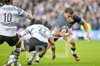 05/11/2022 - Scotland's Rory Sutherland charges at Fiji’s Teti Tela during the 2022 Autumn Nations Series, rugby union test match between Scotland and Fiji on November 5, 2022 at BT Murrayfield Stadium in Edinburgh, Scotland - RUGBY - TEST MATCH - SCOTLAND V FIJI - AUTUMN NATIONS SERIES - RUGBY
