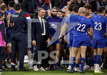 12/11/2022 - General manager of France Raphael Ibanez celebrates the victory with his players following the 2022 Autumn Nations Series, rugby union test match between France and South Africa (Springboks) on November 12, 2022 at Velodrome stadium in Marseille, France - RUGBY - TEST MATCH - FRANCE V SOUTH AFRICA - AUTUMN NATIONS SERIES - RUGBY