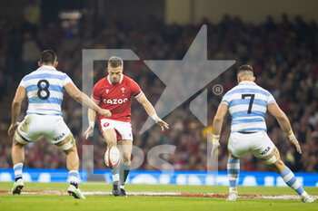 12/11/2022 - Gareth Anscombe of Wales kicks ahead during the 2022 Autumn Nations Series, rugby union test match between Wales and Argentina on November 12, 2022 at Millenium Stadium in Cardiff, Wales - RUGBY - TEST MATCH - WALES V ARGENTINA - AUTUMN NATIONS SERIES - RUGBY