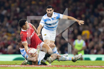 12/11/2022 - Rio Dyer of Wales is tackled by Marcos Kremer of Argentina during the 2022 Autumn Nations Series, rugby union test match between Wales and Argentina on November 12, 2022 at Millenium Stadium in Cardiff, Wales - RUGBY - TEST MATCH - WALES V ARGENTINA - AUTUMN NATIONS SERIES - RUGBY