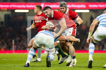 12/11/2022 - Gareth Thomas of Wales is tackled by Tomas Lavanini of Argentina during the 2022 Autumn Nations Series, rugby union test match between Wales and Argentina on November 12, 2022 at Millenium Stadium in Cardiff, Wales - RUGBY - TEST MATCH - WALES V ARGENTINA - AUTUMN NATIONS SERIES - RUGBY