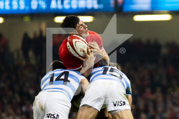 12/11/2022 - Louis Rees-Zammit of Wales is tackled by Mateo Carreras, Juan Cruz Mallia of Argentina during the 2022 Autumn Nations Series, rugby union test match between Wales and Argentina on November 12, 2022 at Millenium Stadium in Cardiff, Wales - RUGBY - TEST MATCH - WALES V ARGENTINA - AUTUMN NATIONS SERIES - RUGBY