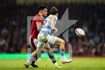 12/11/2022 - Rio Dyer of Wales and Gonzalo Bertranou of Argentina during the 2022 Autumn Nations Series, rugby union test match between Wales and Argentina on November 12, 2022 at Millenium Stadium in Cardiff, Wales - RUGBY - TEST MATCH - WALES V ARGENTINA - AUTUMN NATIONS SERIES - RUGBY
