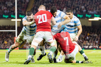 12/11/2022 - Nahuel Tetaz Chaparro of Argentina is tackled by Justin Tipuric of Wales during the 2022 Autumn Nations Series, rugby union test match between Wales and Argentina on November 12, 2022 at Millenium Stadium in Cardiff, Wales - RUGBY - TEST MATCH - WALES V ARGENTINA - AUTUMN NATIONS SERIES - RUGBY