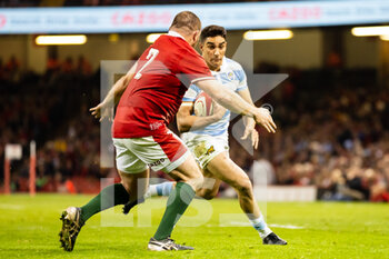 12/11/2022 - Santiago Carreras of Argentina and Ken Owens of Wales during the 2022 Autumn Nations Series, rugby union test match between Wales and Argentina on November 12, 2022 at Millenium Stadium in Cardiff, Wales - RUGBY - TEST MATCH - WALES V ARGENTINA - AUTUMN NATIONS SERIES - RUGBY