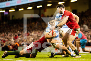 12/11/2022 - Santiago Carreras of Argentina is tackled by Ken Owens, Alex Cuthbert of Wales during the 2022 Autumn Nations Series, rugby union test match between Wales and Argentina on November 12, 2022 at Millenium Stadium in Cardiff, Wales - RUGBY - TEST MATCH - WALES V ARGENTINA - AUTUMN NATIONS SERIES - RUGBY