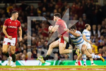 12/11/2022 - Alex Cuthbert of Wales is tackled by Matias Orlando of Argentina during the 2022 Autumn Nations Series, rugby union test match between Wales and Argentina on November 12, 2022 at Millenium Stadium in Cardiff, Wales - RUGBY - TEST MATCH - WALES V ARGENTINA - AUTUMN NATIONS SERIES - RUGBY