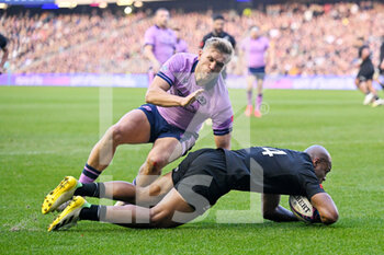 13/11/2022 - New Zealand’s Mark Telea scores his second try during the 2022 Autumn Nations Series, rugby union test match between Scotland and New Zealand on November 13, 2022 at the BT Murrayfield Stadium in Edinburgh, Scotland - RUGBY - TEST MATCH - SCOTLAND V NEW ZEALAND - AUTUMN NATIONS SERIES - RUGBY