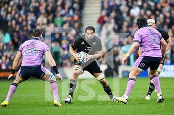 13/11/2022 - New Zealand captain Samuel Whitelock runs at Scotland's Jack Dempsey and Scotland's Zander Fagerson during the 2022 Autumn Nations Series, rugby union test match between Scotland and New Zealand on November 13, 2022 at the BT Murrayfield Stadium in Edinburgh, Scotland - RUGBY - TEST MATCH - SCOTLAND V NEW ZEALAND - AUTUMN NATIONS SERIES - RUGBY