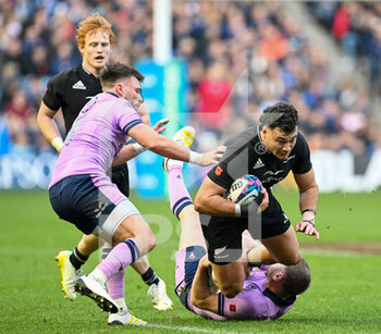 13/11/2022 - New Zealand’s David Havili is tackled by Scotland's Finn Russell and Scotland's Ali Price during the 2022 Autumn Nations Series, rugby union test match between Scotland and New Zealand on November 13, 2022 at the BT Murrayfield Stadium in Edinburgh, Scotland - RUGBY - TEST MATCH - SCOTLAND V NEW ZEALAND - AUTUMN NATIONS SERIES - RUGBY