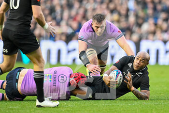13/11/2022 - New Zealand’s Mark Telea is tackled by Scotland's Grant Gilchrist and Scotland's Matt Fagerson during the 2022 Autumn Nations Series, rugby union test match between Scotland and New Zealand on November 13, 2022 at the BT Murrayfield Stadium in Edinburgh, Scotland - RUGBY - TEST MATCH - SCOTLAND V NEW ZEALAND - AUTUMN NATIONS SERIES - RUGBY