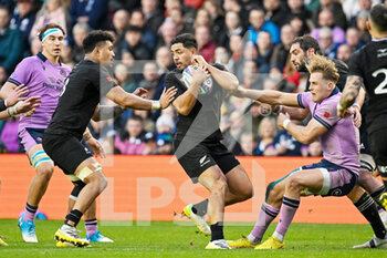 13/11/2022 - New Zealand’s Anton Lienert-Brown looks to escape the tackle of Scotland's Duhan ven der Merwe during the 2022 Autumn Nations Series, rugby union test match between Scotland and New Zealand on November 13, 2022 at the BT Murrayfield Stadium in Edinburgh, Scotland - RUGBY - TEST MATCH - SCOTLAND V NEW ZEALAND - AUTUMN NATIONS SERIES - RUGBY
