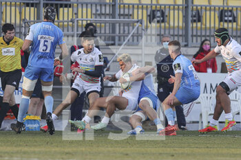 2022-01-22 - Junior Laloifi (Zebre) tackled by Matt Kvesic (Warriors) - ZEBRE RUGBY CLUB VS WORCESTER WARRIORS - CHALLENGE CUP - RUGBY