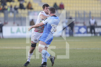 2022-01-22 - Liam Mitchell (Zebre) pushes Sam Lewis (Warriors) - ZEBRE RUGBY CLUB VS WORCESTER WARRIORS - CHALLENGE CUP - RUGBY