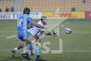 2022-01-22 - Junior Laloifi (Zebre) tries an offload - ZEBRE RUGBY CLUB VS WORCESTER WARRIORS - CHALLENGE CUP - RUGBY