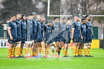 2022-04-09 - Perpignan lineup during a minute of silence - BENETTON RUGBY VS USA PERPIGNAN - CHALLENGE CUP - RUGBY