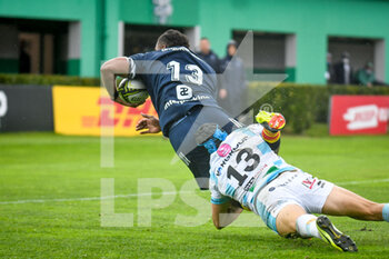 2022-04-09 - Edward Sawaileau (Perpignan) scores a try tackled by Ignacio Brex (Treviso) - BENETTON RUGBY VS USA PERPIGNAN - CHALLENGE CUP - RUGBY