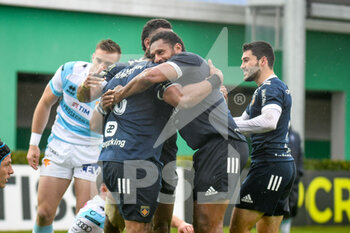 2022-04-09 - Edward Sawaileau (Perpignan) celebrates after scoring a try with teammates - BENETTON RUGBY VS USA PERPIGNAN - CHALLENGE CUP - RUGBY