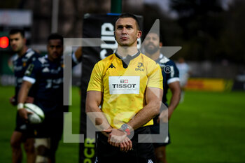 2022-04-09 - The referee of the match Adam Leal (ENG) watching the VAR  monitor - BENETTON RUGBY VS USA PERPIGNAN - CHALLENGE CUP - RUGBY