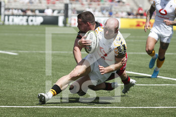 14/05/2022 - Dan ROBSON of Wasps make a try and Guillaume MARCHAND of Lyon during the EPCR Challenge Cup, Semi Finals rugby union match between LOU Rugby (Lyon) and Wasps on May 14, 2022 at Matmut Stadium Gerland in Lyon, France - LOU RUGBY (LYON) AND WASPS - CHALLENGE CUP - RUGBY