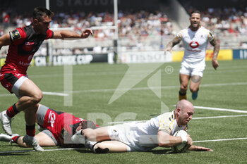 14/05/2022 - Dan ROBSON of Wasps make a try and Guillaume MARCHAND of Lyon and Baptiste COUILLOUD of Lyon during the EPCR Challenge Cup, Semi Finals rugby union match between LOU Rugby (Lyon) and Wasps on May 14, 2022 at Matmut Stadium Gerland in Lyon, France - LOU RUGBY (LYON) AND WASPS - CHALLENGE CUP - RUGBY
