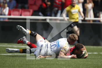 14/05/2022 - Leo BERDEU of Lyon make a try and Charlie ATKINSON of Wasps during the EPCR Challenge Cup, Semi Finals rugby union match between LOU Rugby (Lyon) and Wasps on May 14, 2022 at Matmut Stadium Gerland in Lyon, France - LOU RUGBY (LYON) AND WASPS - CHALLENGE CUP - RUGBY