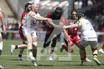 14/05/2022 - Joel KPOKU of Lyon and Dan ROBSON of Wasps during the EPCR Challenge Cup, Semi Finals rugby union match between LOU Rugby (Lyon) and Wasps on May 14, 2022 at Matmut Stadium Gerland in Lyon, France - LOU RUGBY (LYON) AND WASPS - CHALLENGE CUP - RUGBY