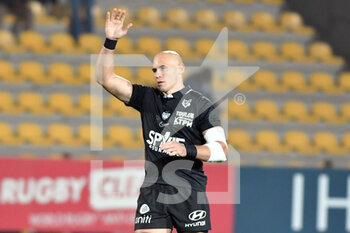 2022-12-10 - sergio parisse of toulon enter the pitch alone and greets the crowd - PARME ZEBRE VS TOULON - CHALLENGE CUP - RUGBY